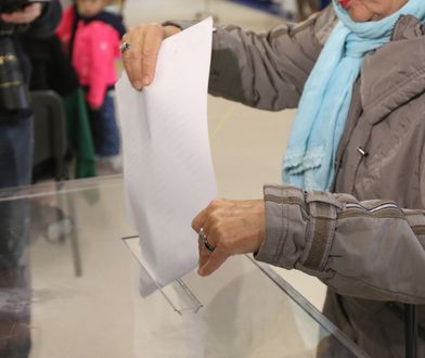 Wybory 2023. Jak głosować? Prawo wyjaśnia, jak wrzucić kartę do urny wyborczej