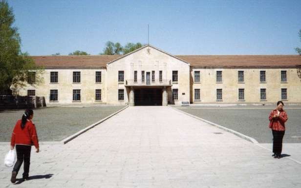 Jeden z budynków należących przed laty do Jednostki 731 (Fot. Wikimedia Commons)