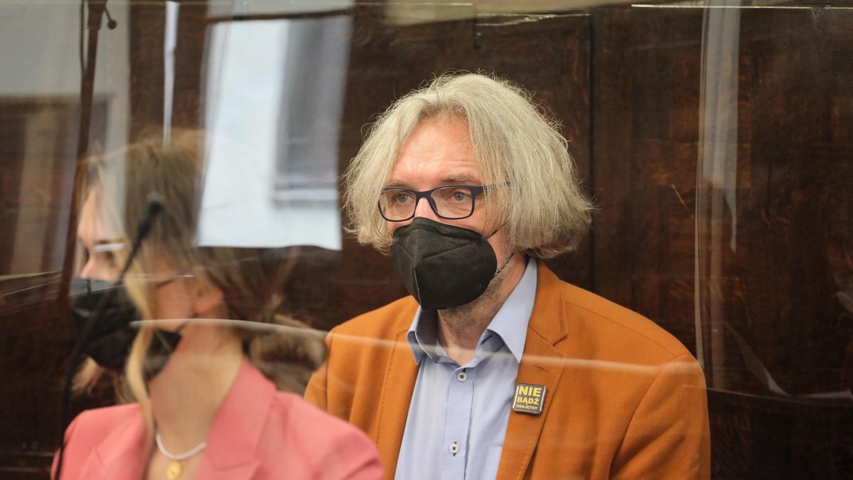 Warszawa, 28.05.2021. Oskarżony Mateusz Kijowski (P) na sali Sądu Okręgowego w Warszawie, 28 bm. Sąd wyda wyrok w procesie apelacyjnym ws. "afery fakturowej" w KOD. Były lider stowarzyszenia Mateusz Kijowski, domaga się uniewinnienia. W ub.r. Sąd Rejonowy skazał go na rok więzienia w zawieszeniu za poświadczenie nieprawdy w fakturach za obsługę informatyczną. (aldg) PAP/Paweł Supernak