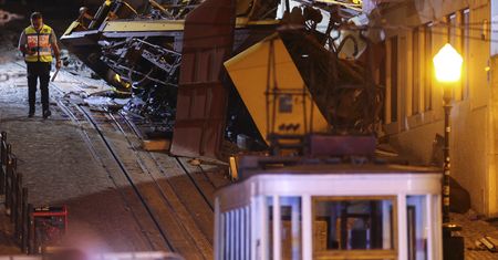 Wagonik wypadł z szyn. 15 ofiar śmiertelnych w Lizbonie