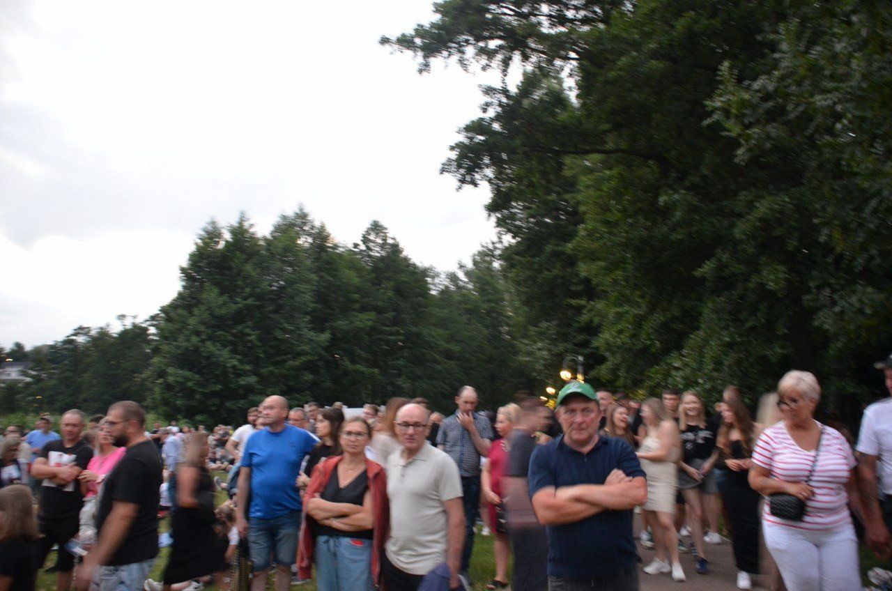 Na wianki do Osiecznej przyjechały tłumy. Plaża główna nad jeziorem Łoniewskim pękała w szwach