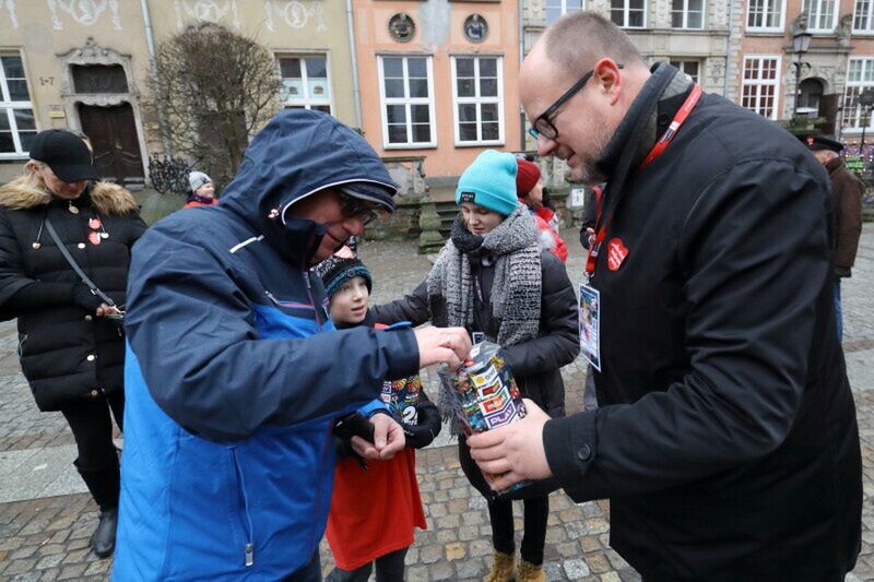 Prezydent Paweł Adamowicz podczas kwesty na rzecz Wielkiej Orkiestry Świątecznej Pomocy 13 stycznia 2019r. Kilka godzin później został zaatakowany na scenie przez Stefana W.