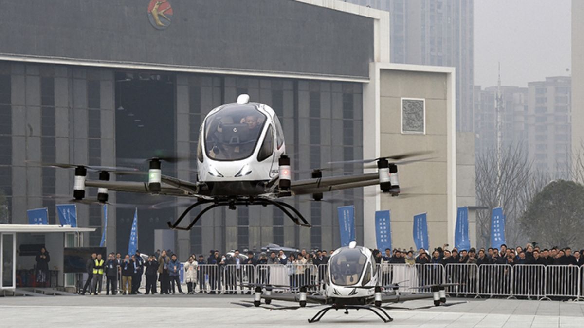 Latające drony-taxi z ludźmi na pokładzie podczas testów