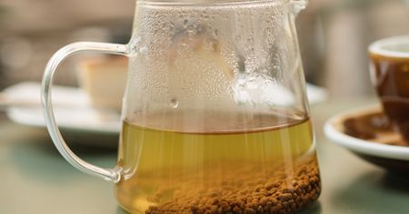 Zaparz i pij codziennie. Pomoże w walce z żylakami i obniży cukier