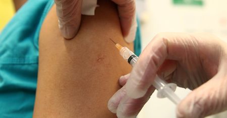 Koronawirus. Szczepienie przeciw gruźlicy chroni przed COVID-19? Nowe wyniki badań