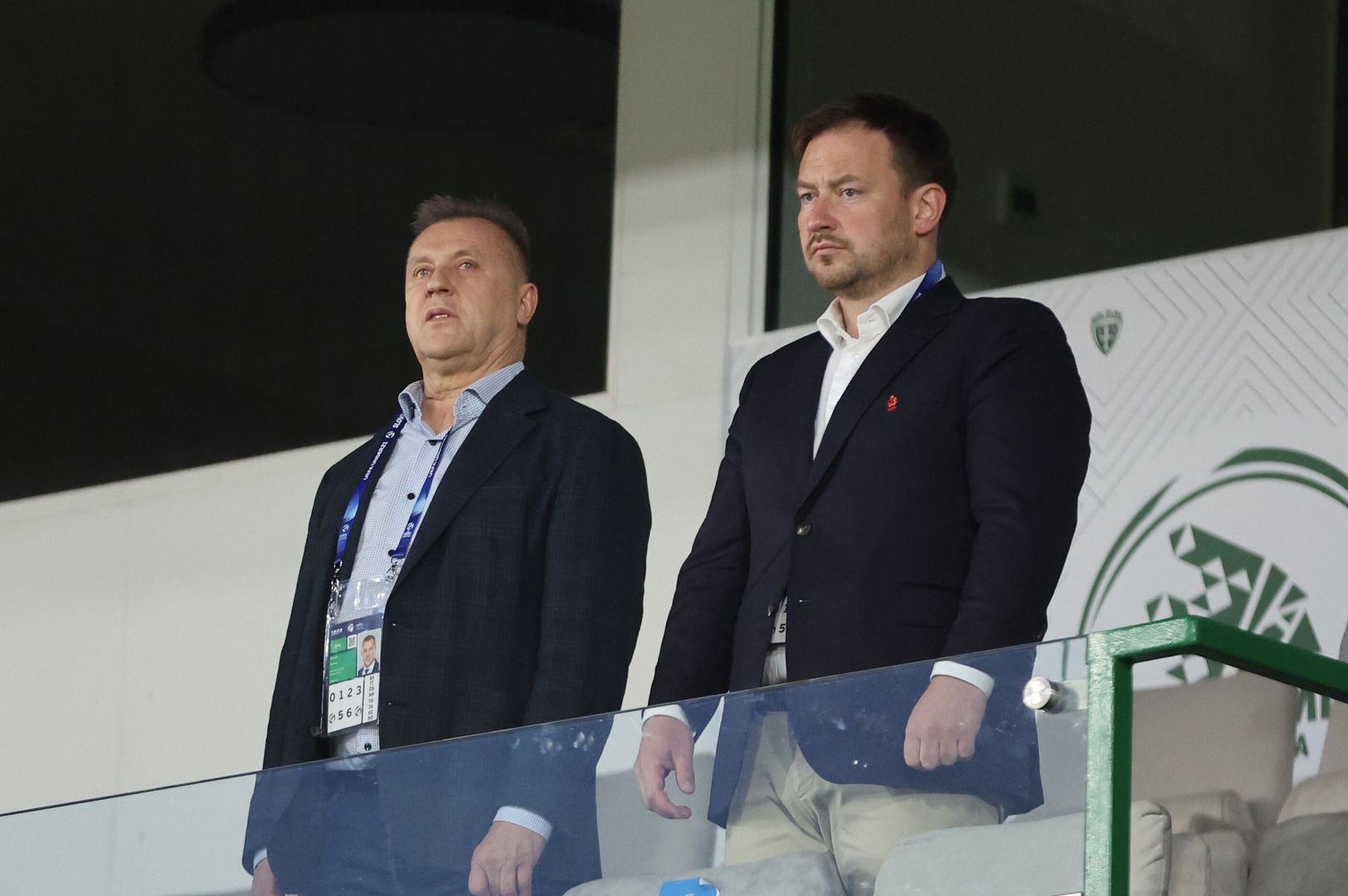 Żylina, Słowacja, 11.06.2025. Prezes PZPN Cezary Kulesza (L) i sekretarz generalny PZPN Łukasz Wachowski (P) na trybunach przed meczem grupy C piłkarskich mistrzostw Europy do lat 21: Polska - Gruzja, 11 bm. w Żylinie. (js) PAP/Grzegorz Momot