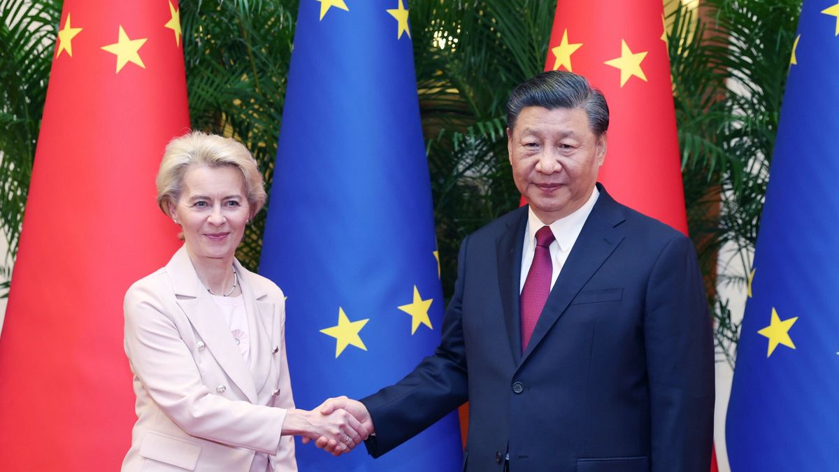 Emmanuel Macron i Ursula von der Leyen w Chinach
(230406) -- BEIJING, April 6, 2023 (Xinhua) -- Chinese President Xi Jinping meets with European Commission President Ursula von der Leyen at the Great Hall of the People in Beijing, capital of China, April 6, 2023. (Xinhua/Yao Dawei)
Yao Dawei