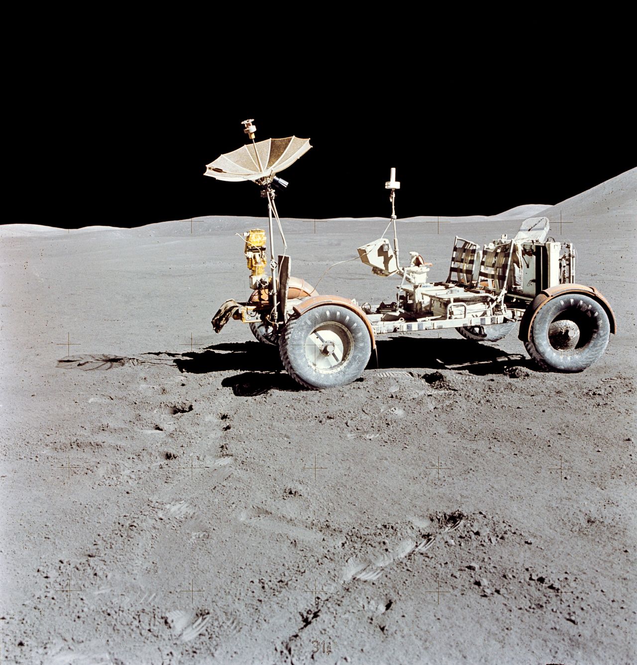 Przełom lipca i sierpnia 1971 (Apollo 15) - LRV na tle krajobrazu księżycowego.
