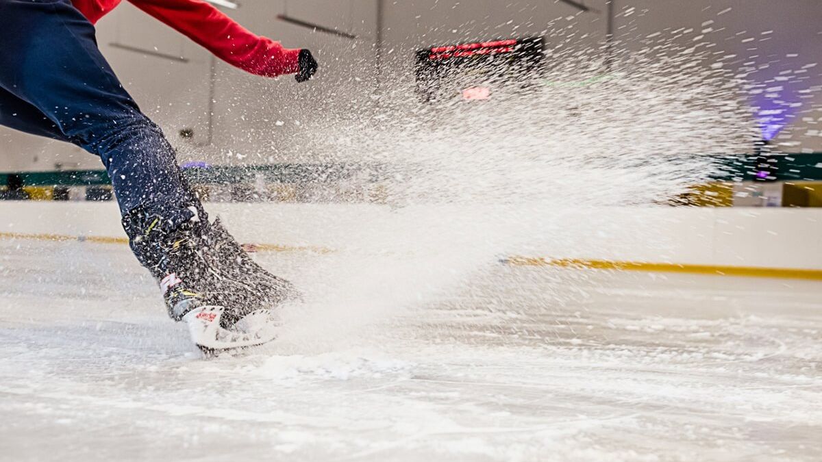 Łyżwiarz na lodowisku Icemania