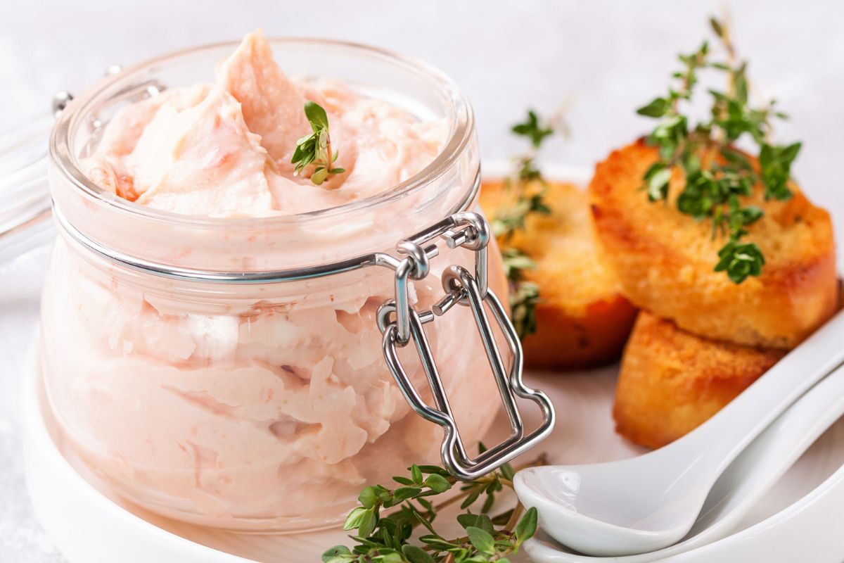 Śniadaniowa pasta z dodatkiem łososia