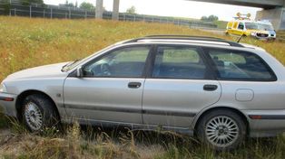 Kompletnie pijany 39-latek wiózł kobietę i dziecko. Rozbili się w rowie