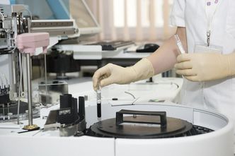 Biomed-Lublin pracuje nad lekiem na COVID-19. Ma umowę z wojskowym instytutem