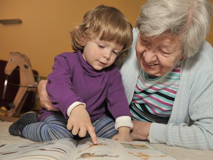 Babcia z wnuczkiem