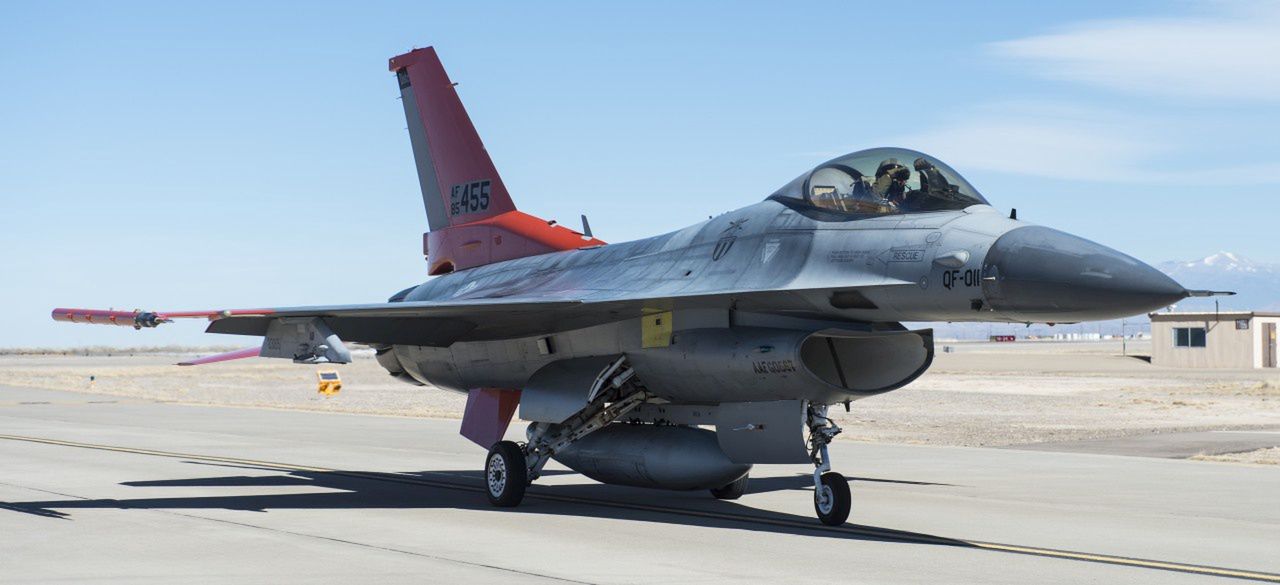 QF-16 kołuje po locie załogowym.