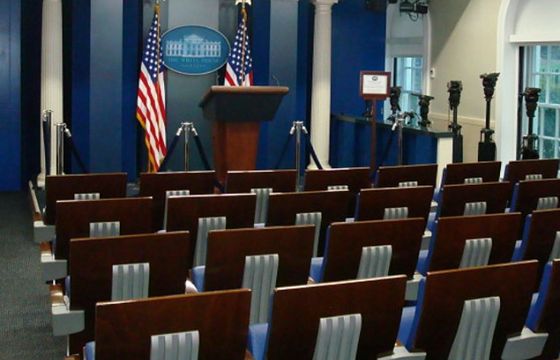 Nowy układ miejsc na sali prasowej w Białym Domu, debiutują BuzzFeed i Al Jazeera