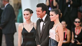 Orlando Bloom w łóżku z dwiema siostrami. Reżyser nie dawał instrukcji