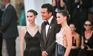 Orlando Bloom w łóżku z dwiema siostrami. Reżyser nie dawał instrukcji