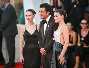 Orlando Bloom w łóżku z dwiema siostrami. Reżyser nie dawał instrukcji