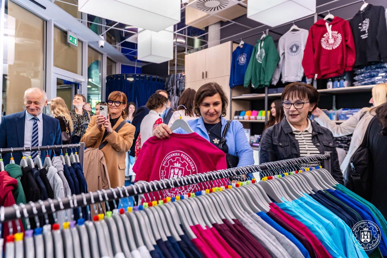 Nowa przestrzeń tożsamości akademickiej – Politechnika Poznańska otwiera BRANDSHOP PUT