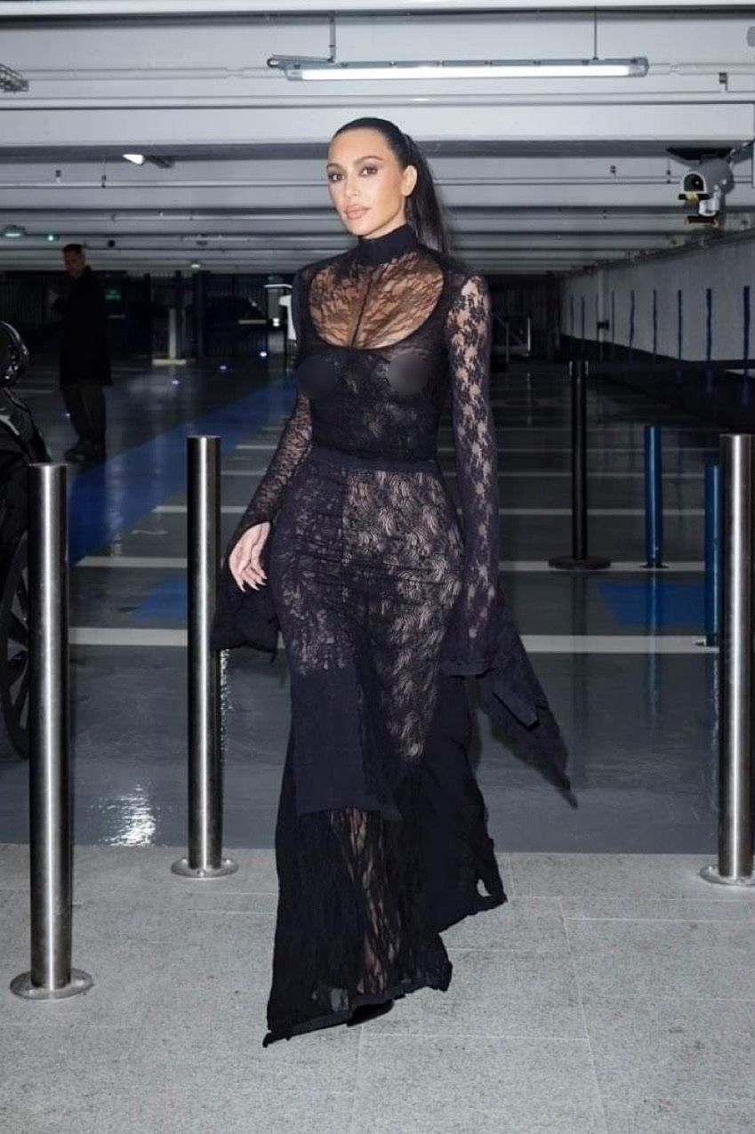 Kim Kardashian opuszcza pokaz  Balenciagi 