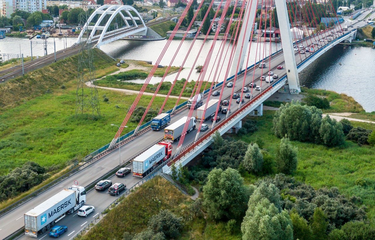Poważny wypadek na Trasie Sucharskiego. Droga zablokowana przez ciężarówkę