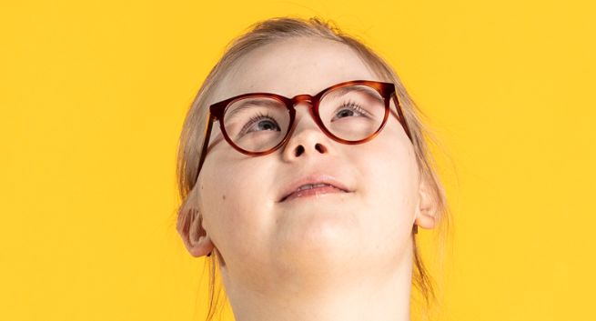 Radosne dzieci z zespołem Downa i chorobami w kampanii okularów Muscat