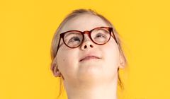 Radosne dzieci z zespołem Downa i chorobami w kampanii okularów Muscat