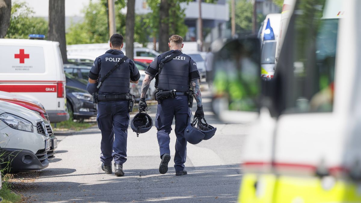 At least 9 dead in Austrian school shooting
epaselect epa12167708 Police walk outside the Dreierschützengasse high school  following a shooting in Graz, Austria, 10 June 2025. At least nine people were killed in the incident, including the shooter, authorities confirmed.  EPA/ERWIN SCHERIAU 
Dostawca: PAP/EPA.
ERWIN SCHERIAU
epaselect