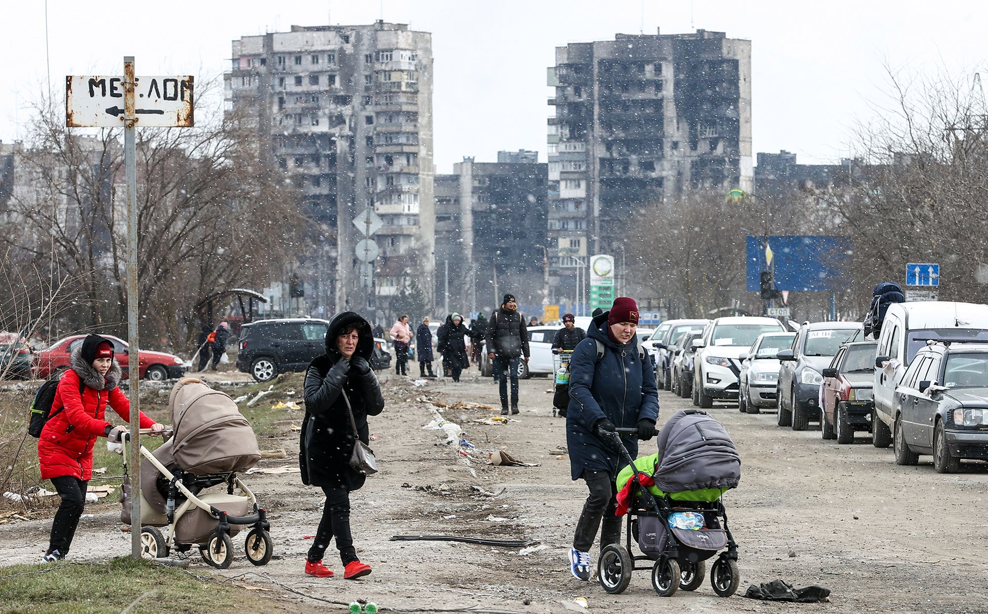 Wojna w Ukrainie. Ludzie w zniszczonym Mariupolu próbują znaleźć spokój 1