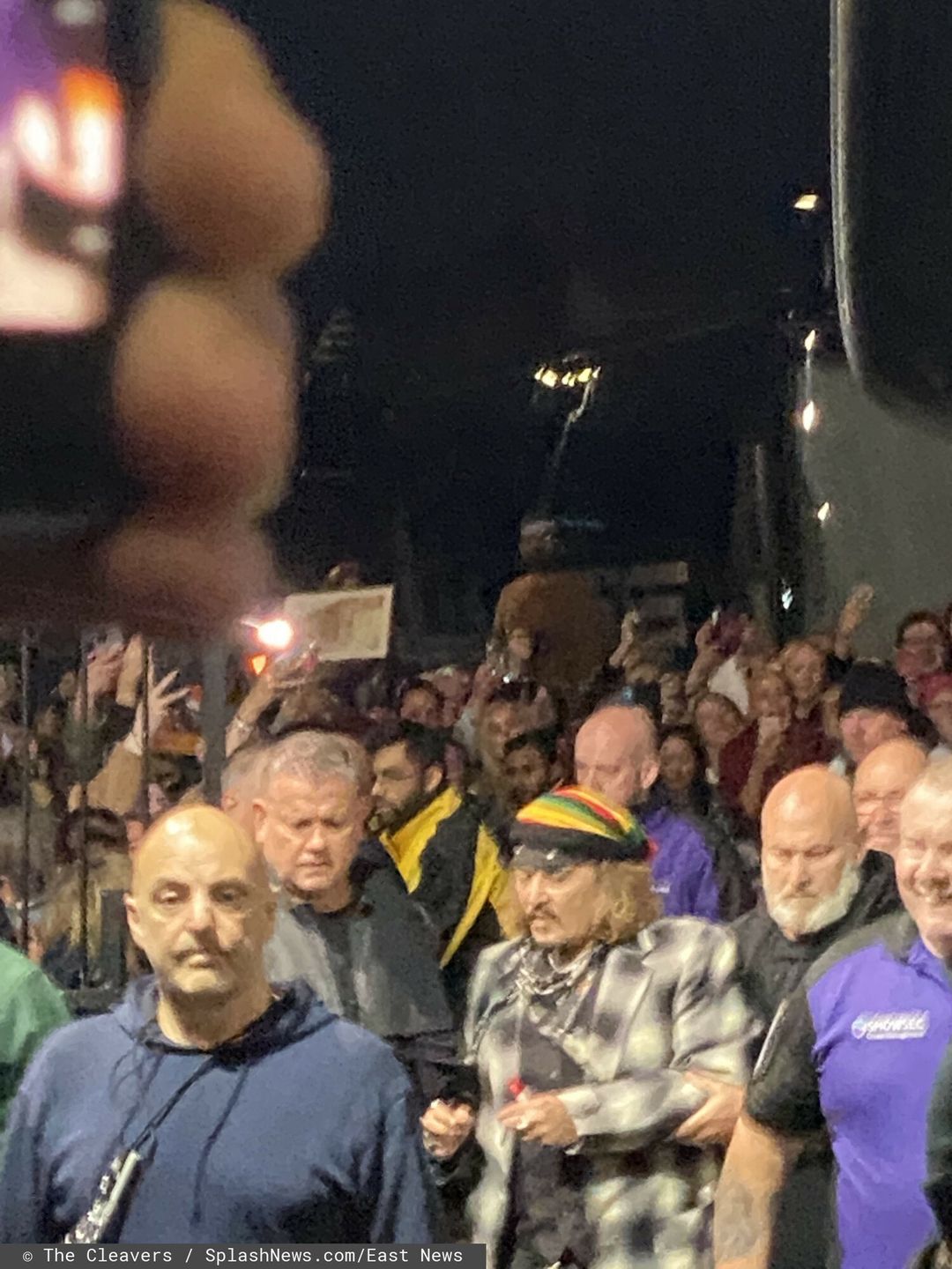 Johnny Depp oblegany przez fanów w Manchestrze