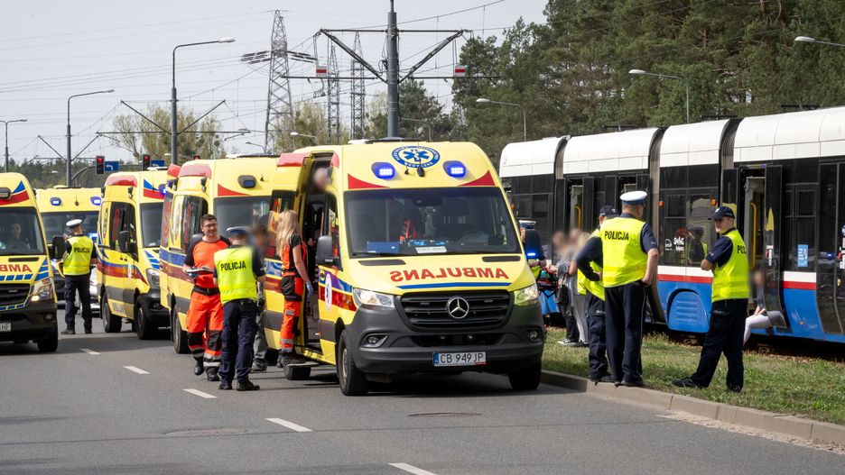 Bydgoszcz, 09.04.2024. Służby ratunkowe na miejscu zderzenia dwóch tramwajów na ulicy Akademickiej w okolicy ulicy Rejewskiego w Bydgoszczy, 9 bm. Z informacji strażaków wynika, że 13 osób zostało poszkodowanych. (tż/mr) PAP/Tytus Żmijewski