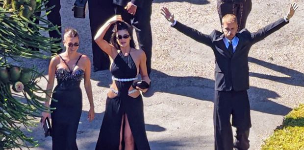 Odziane w CZERŃ gwiazdy meldują się na ślubie Jordyn Woods: Bieberowie, Timothée Chalamet, Kylie Jenner i nie tylko (ZDJĘCIA)