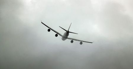 Koronawirus. Rząd wprowadził zakaz lotów do 10 państw