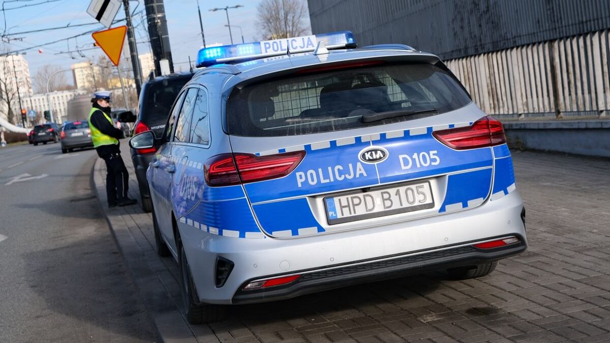 Patrol policji zatrzymał auto do kontroli
