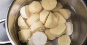 Wlej do gotujących się ziemniaków. Będą mieć piękny kolor i nie rozpadną się
