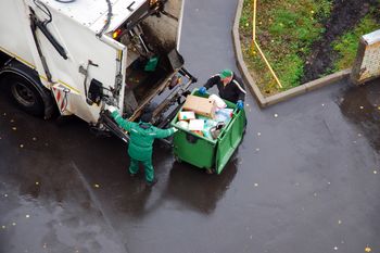 Bydgoszcz: Czy wystawianie pojemników na śmieci w Śródmieściu zakłóca ciszę nocną?