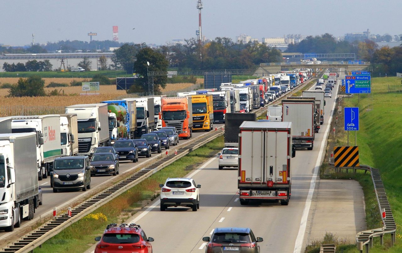 Dolnośląskie: Pożar na autostradzie A4. Korek się powiększa