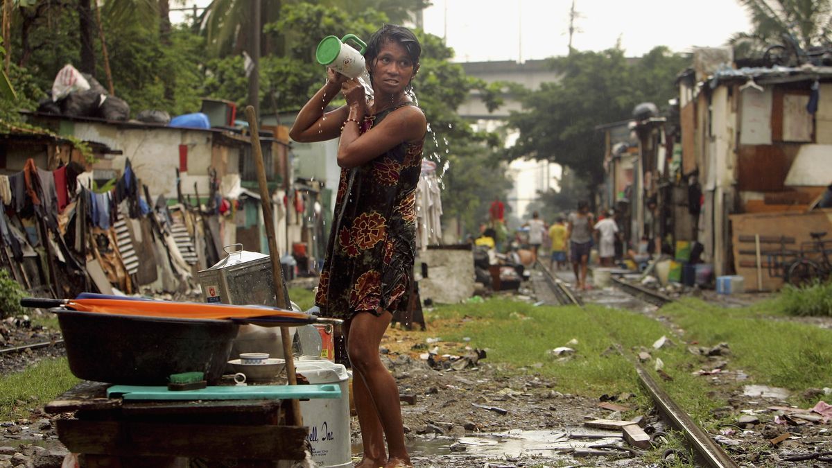Poverty, Corruption, Unemployment and Overpopulation Help Cause Instability In PhilippinesMANILA, PHILIPPINES - JULY 14: A Filipino woman bathes along the railroad tracks where hundreds of poverty stricken live in the slums on July 14, 2005 in Manila, Philippines. Extreme poverty is commonplace in Manila where corruption, unemployment, and overpopulation are aided by a government policy against birth control pills and condoms. Many are calling for Philippines President Gloria Macapagal Arroyo to resign since she has been attacked by an election scandal leaving her political future in turmoil. Today she named a new Budget Chief to her staff after many had resigned last week.  (Photo by Paula Bronstein/Getty Images)Paula BronsteinPresident Gloria Macapagal Arro overpopulation unemployment pove