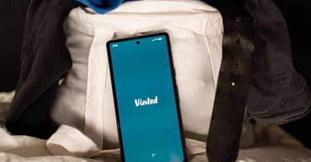 Vinted ostrzega przed oszustwami z AI. Radzi, jak się zabezpieczyć