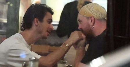 Sam Smith wymienia czułości z ukochanym. CAŁOWALI SIĘ nad restauracyjnym stołem