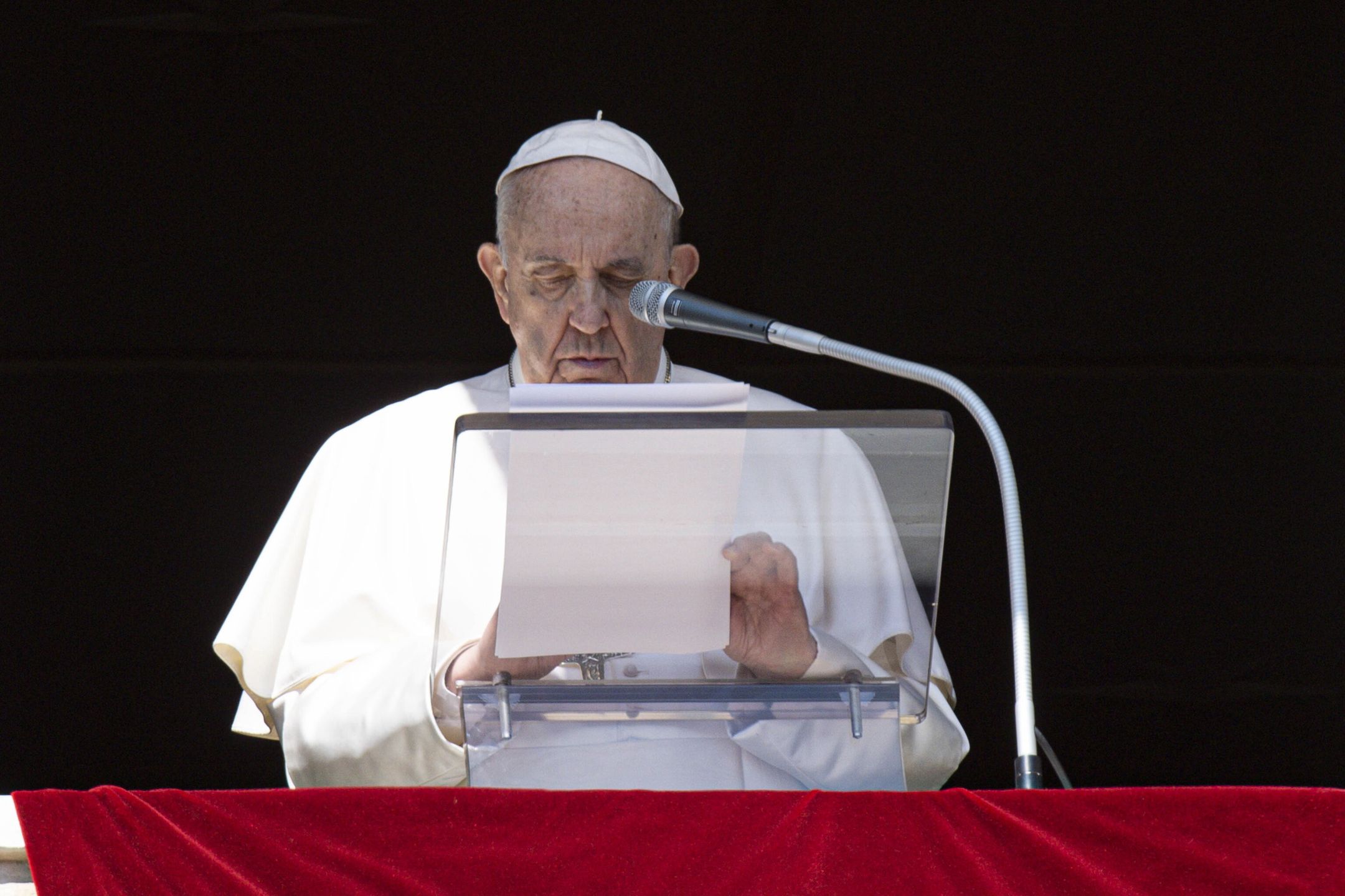  epa09821080 A handout picture provided by the Vatican Media shows Pope Francis leading the Angelus prayer from the window of his office overlooking Saint Peter's Square at the Vatican, 13 March 2022.  EPA/VATICAN MEDIA HANDOUT  HANDOUT EDITORIAL USE ONLY/NO SALES Dostawca: PAP/EPA.