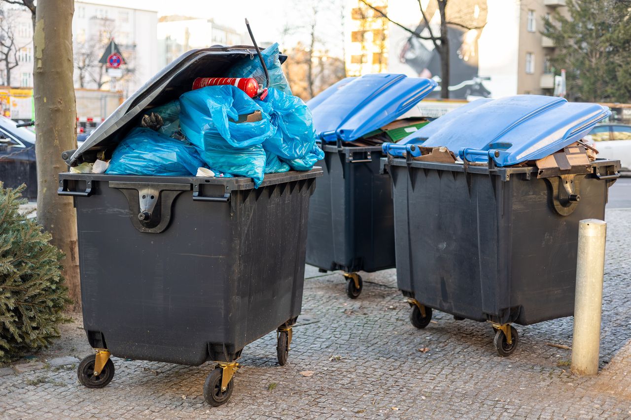 Przyłapani zapłacą 5000 zł. Nie wyrzucaj do zwykłego śmietnika