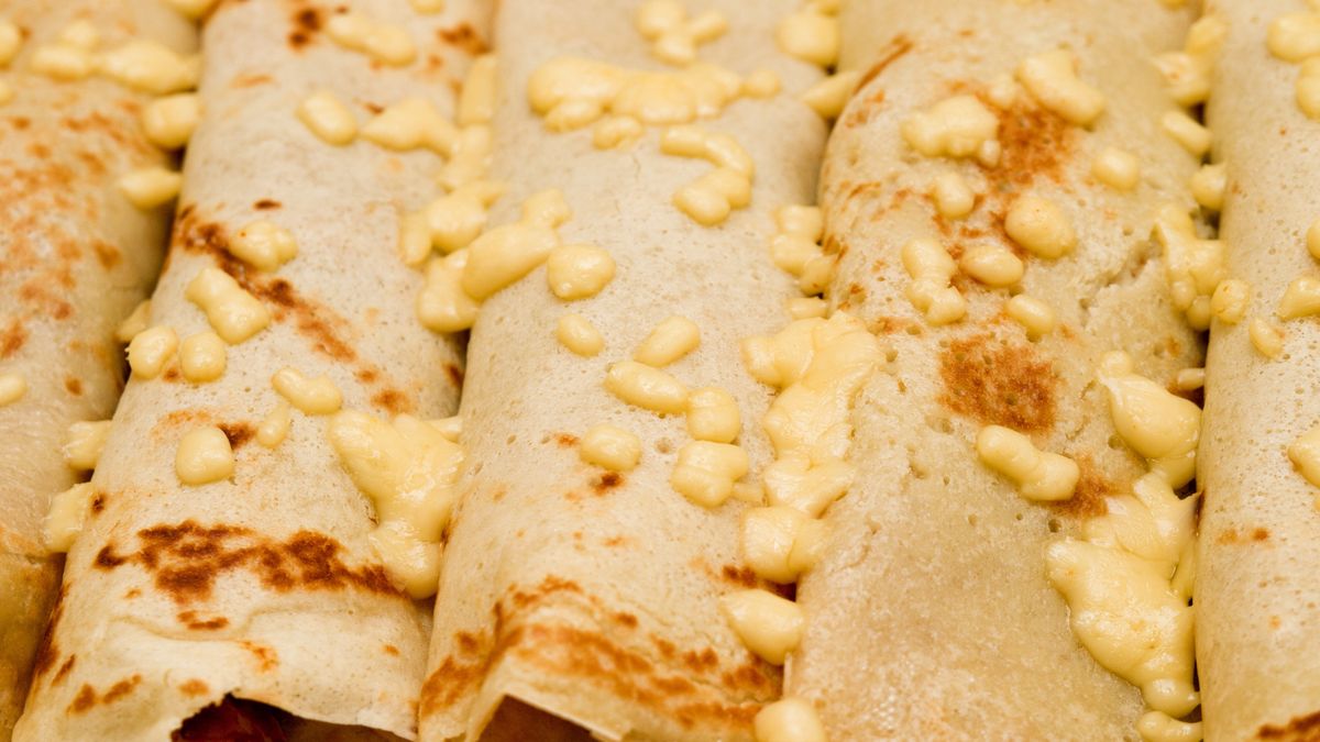 Naleśniki z kurczakiem i warzywami warto zapiec z serem