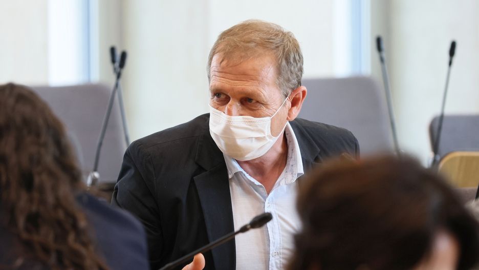 Warszawa, 28.09.2021. Ojciec śp. Bartka Sokolowskiego z Lubina - Bogdan Sokołowski podczas posiedzenia sejmowej Komisji Administracji i Spraw Wewnętrznych, 28 bm. w Sejmie w Warszawie. Na posiedzeniu zostanie rozpatrzony i zaopiniowany wniosek KO o przedstawienie na posiedzeniu Sejmu "Informacji Ministra Spraw Wewnętrznych i  Administracji na temat działań podjętych przez Komendanta Głównego Policji oraz Komendanta Wojewódzkiego Policji we Wrocławiu w celu wyjaśnienia okoliczności śmierci osób w trakcie interwencji dolnośląskich policjantów oraz działań dyscyplinarnych podjętych wobec funkcjonariuszy przeprowadzających przedmiotowe interwencje". (mr) PAP/Leszek Szymański