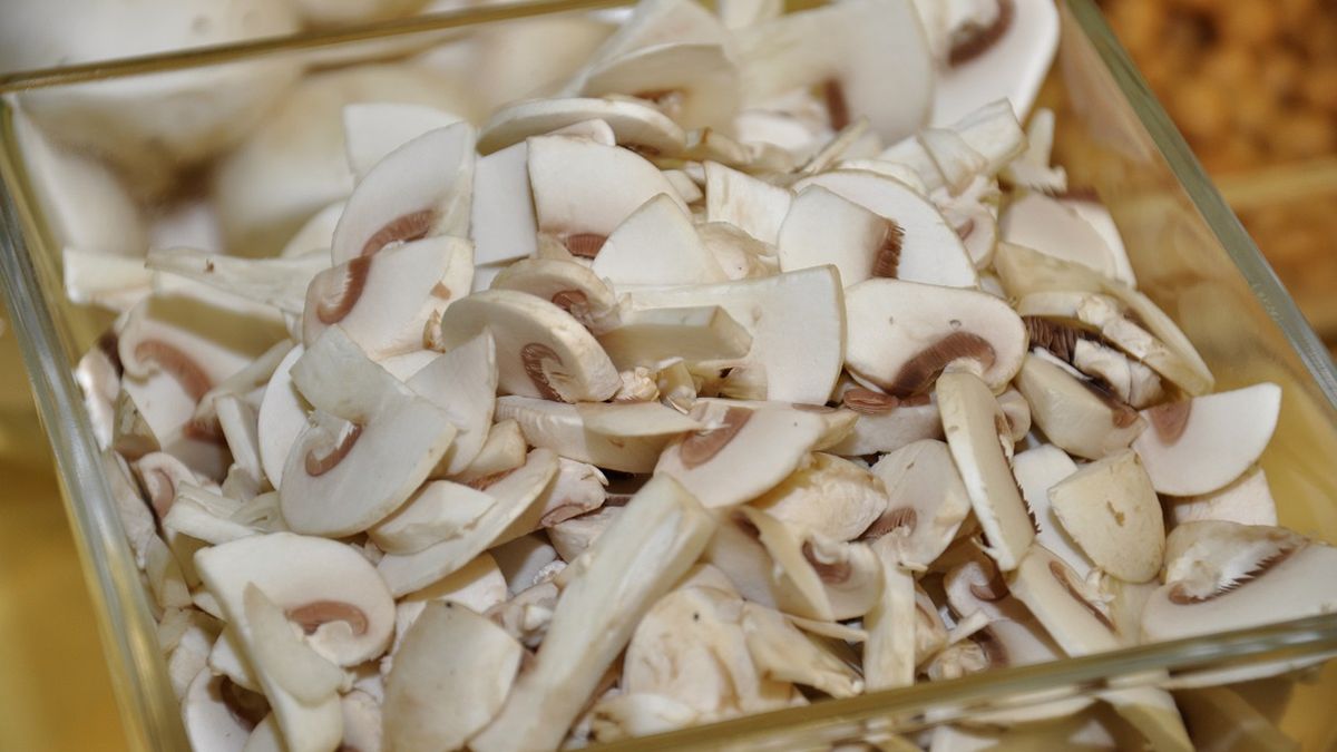 Czy można jeść surowe pieczarki? Ekspert rozwiewa wątpliwości