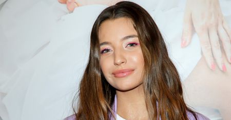 Julia Wieniawa na Capri. Zamiast stroju założyła ogromną chustę Diora