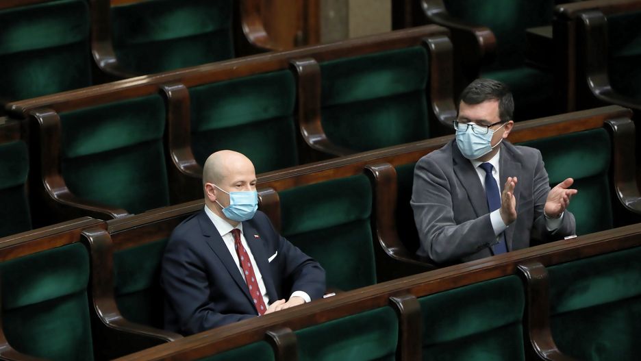 Warszawa, 15.04.2021. Poseł PiS Bartłomiej Wróblewski (L) odbiera gratulacje na sali obrad w Sejmie w Warszawie, 15 bm. Sejm powołał Bartłomieja Wróblewskiego na stanowisko Rzecznika Praw Obywatelskich. To już czwarta próba wyboru nowego RPO. Zgodnie z przepisami kandydat wybrany przez Sejm musi jeszcze zostać zaakceptowany przez Senat. (mr) PAP/Wojciech Olkuśnik