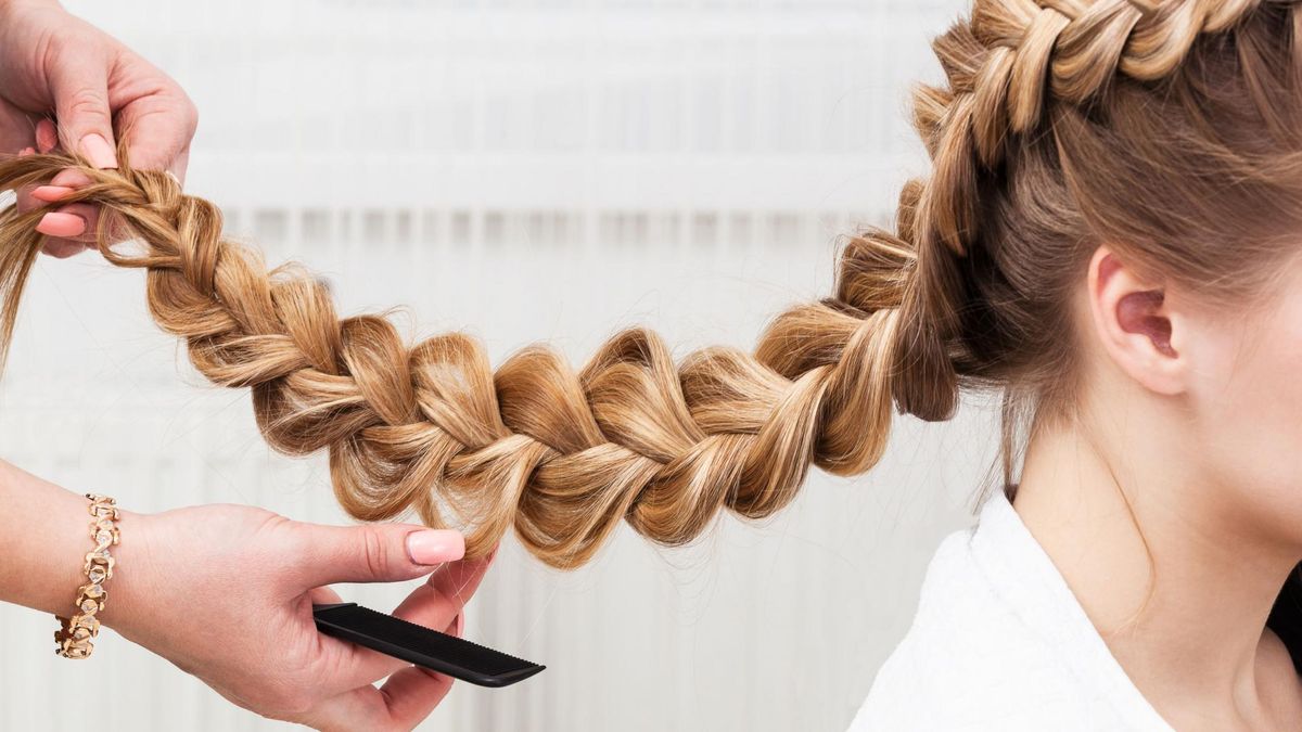 Warkocze królują nie tylko w codziennych stylizacjach, ale równie często są wykorzystywane podczas upięć ślubnych i okazjonalnych.