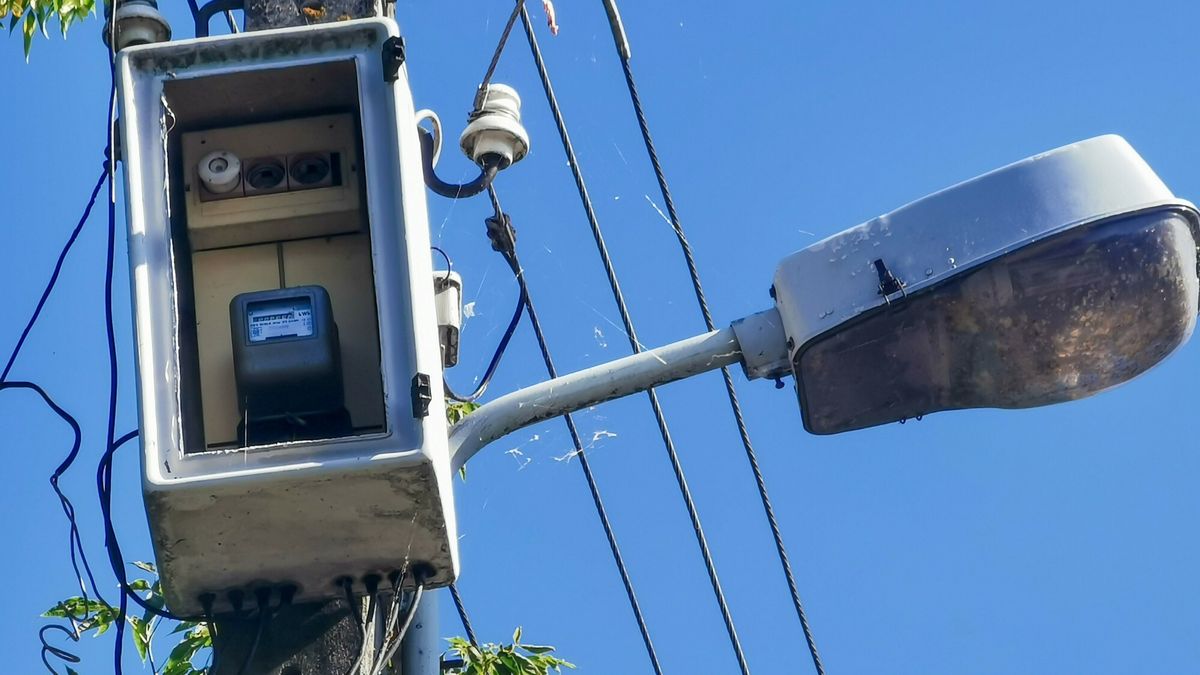 Ważny wyrok dla osób, na których podwórku jest słup energetyczny