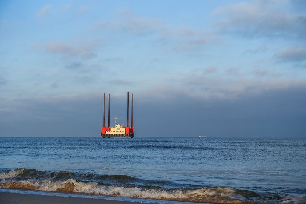 Platforma morskiej farmy wiatrowej Baltic Power w okolicach Lubi
